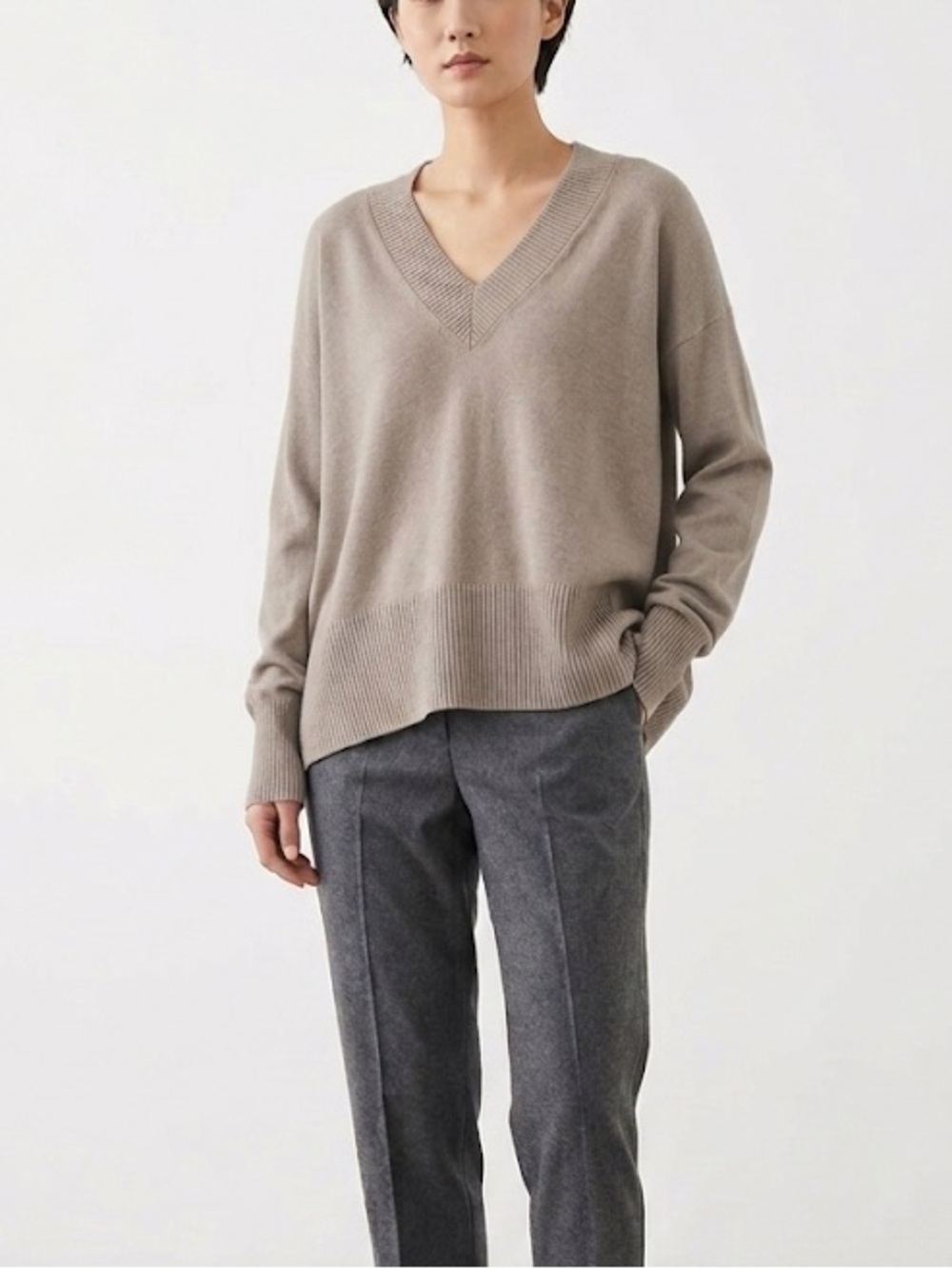 Dèluc V-Neck Long Sleeve Ribbed Trim Sweater Size Medium Tan New